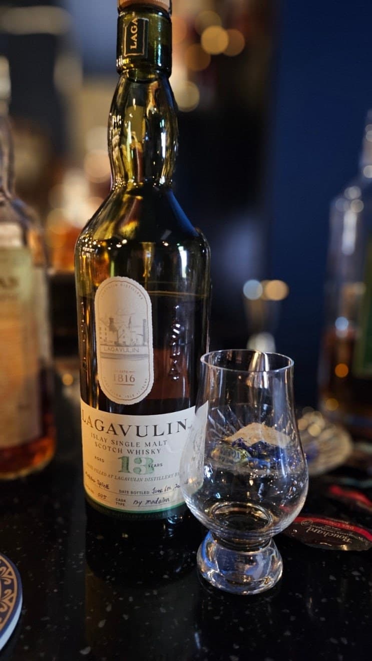 lagavulin 13 year old hand filled 위스키 사진