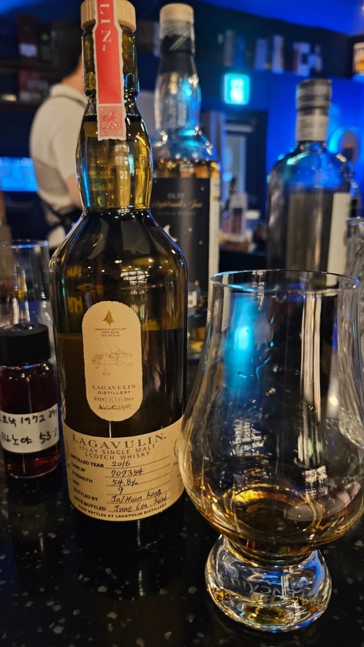 Lagavulin 9 year old Handfilled 위스키 사진