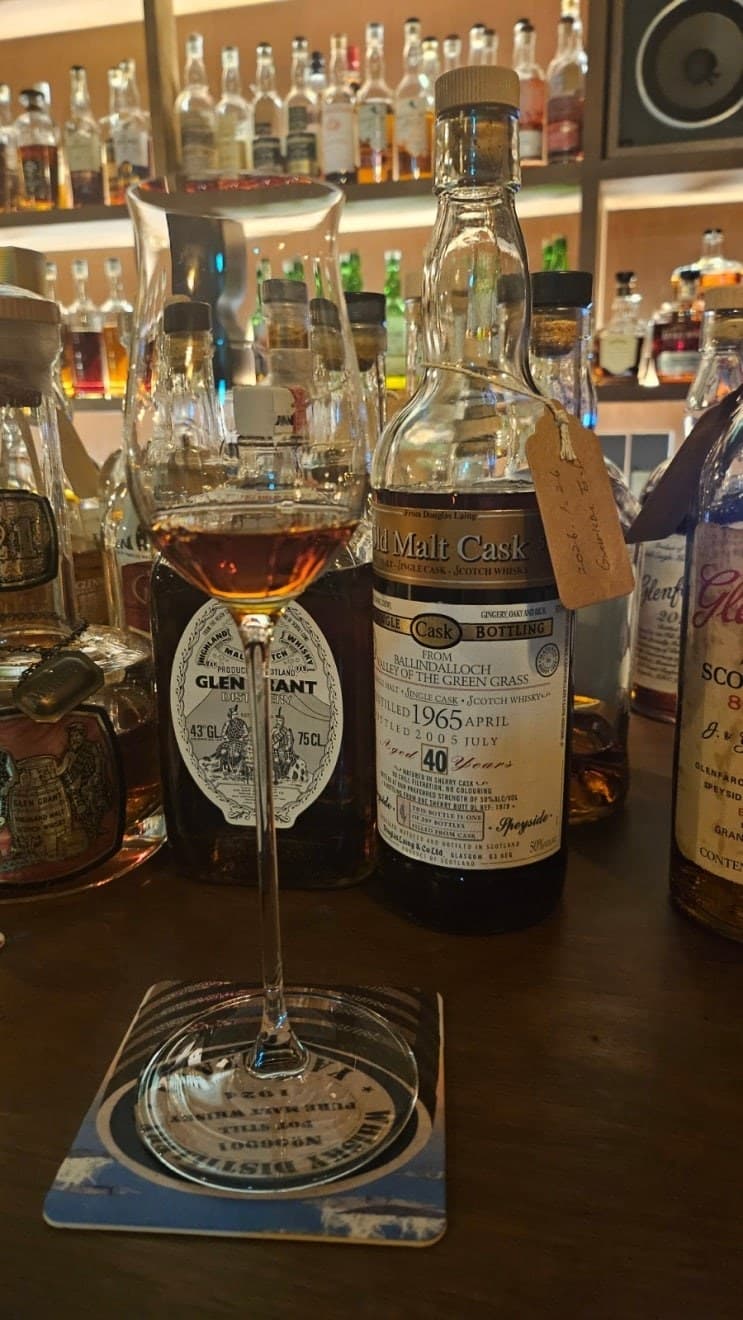 Douglas Laing Old Malt Cask Glen Farclas 40 year old 1965 위스키 사진