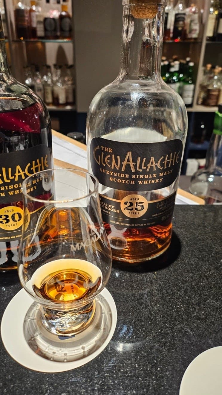 GlenAllachie 25 years old 위스키 사진