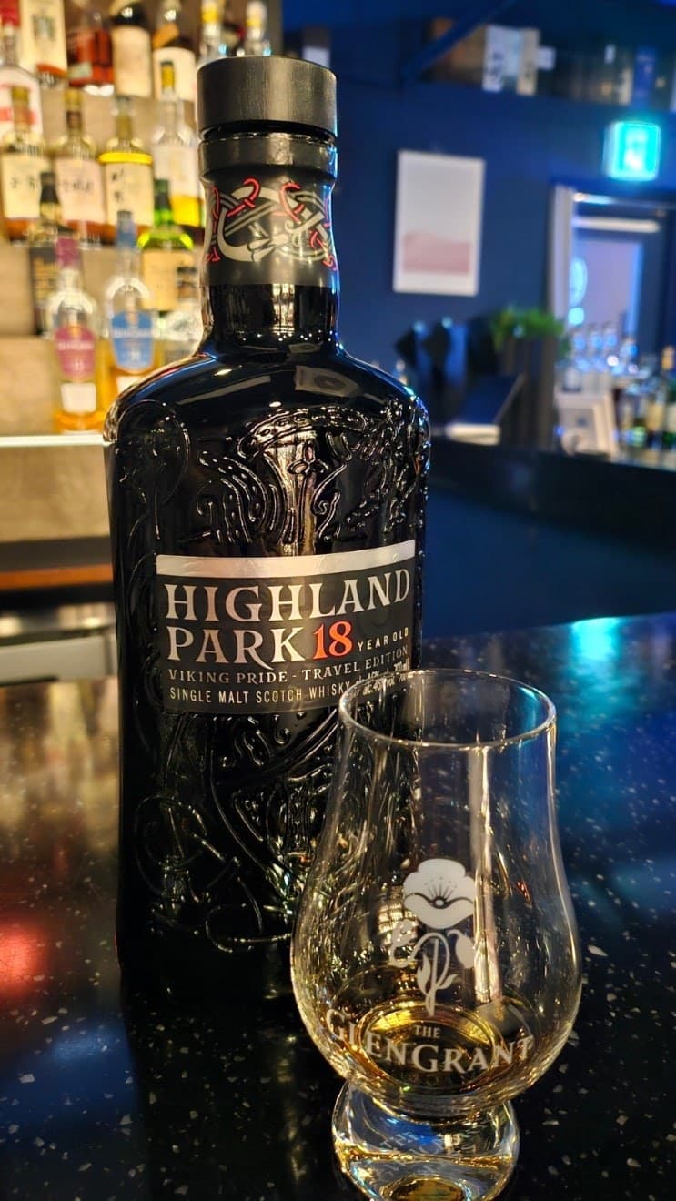 Highland Park 18 yr Viking Pride Travel Edition 위스키 사진