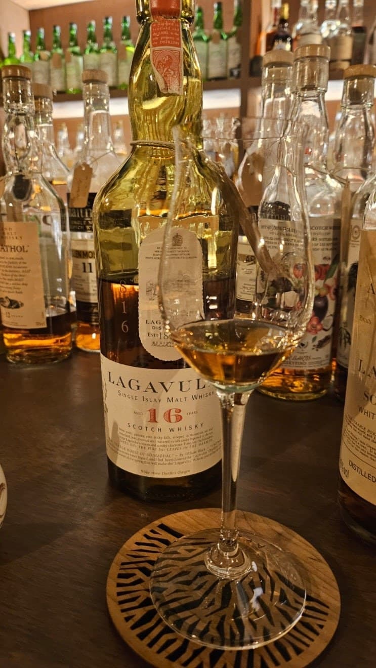 Lagavulin 16 years old white horse 1980s 위스키 사진