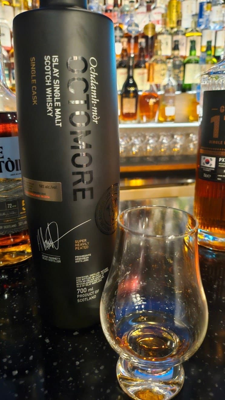 Octomore Romanee Single Cask 위스키 사진